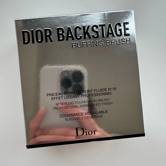 Dior Backstage Buffing Brush 18 - Picture 3 of 7
